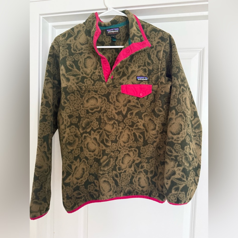 Patagonia Synchilla Fleece Pullove in Olive Floral with Pink Trim